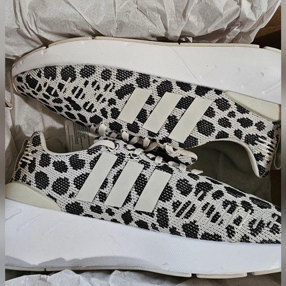 New Adidas Originals Swift Run 22 Size 7.5 In Talc/Black/White Low Top Sneakers - Picture 9 of 9